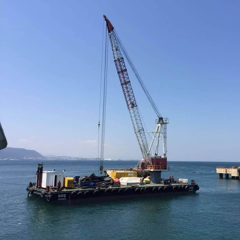 BCYRUS ERIE MK-100 Pedastal vinç yük kaldırıyor